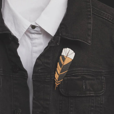 Natty Huia Feather Rimu Brooch - Large J16