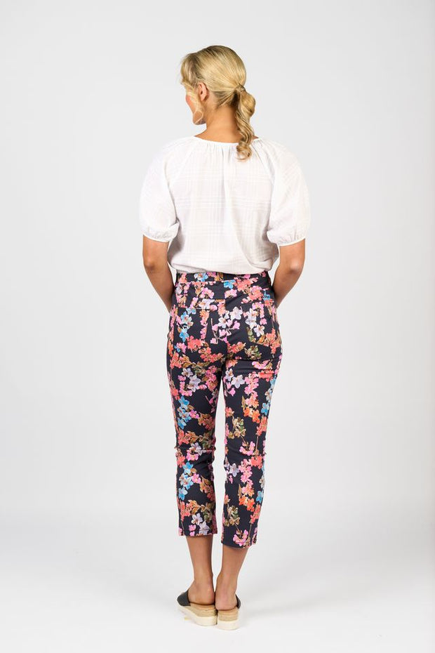 Vassalli Willa 274LW Printed Slim Leg 7/8 Length Lightweight Pull On Pants